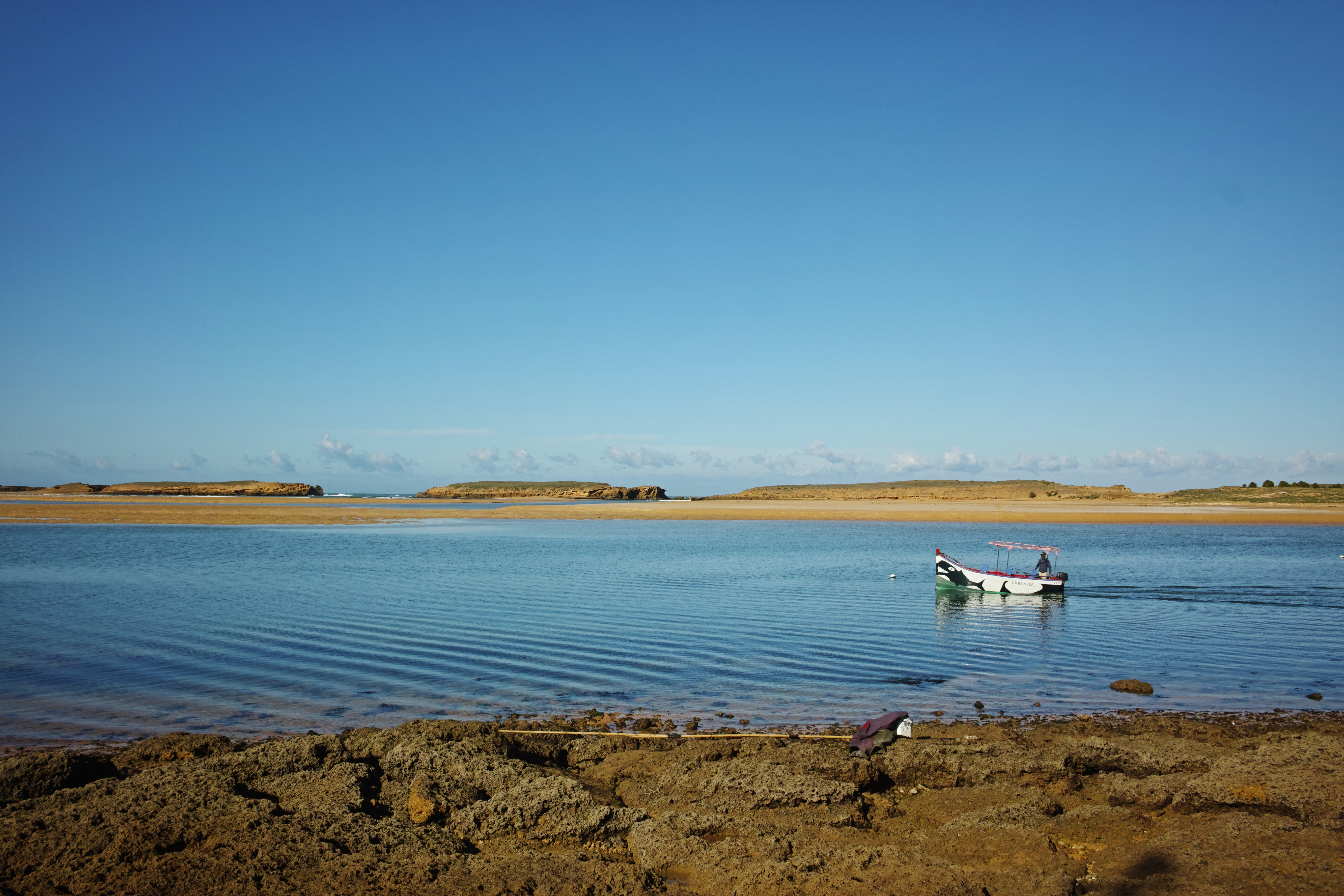 kleine_feine_hotels_la_sultana_oualidia_marokko_aussen_lagune_boot_meer